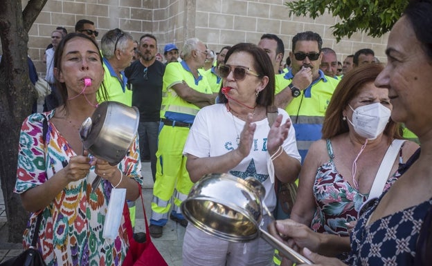 Trabajadoras municipales, este jueves, protestan con cacerolas ante el Ayuntamiento.