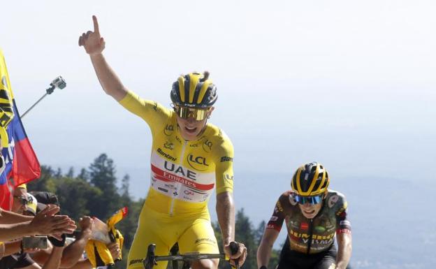 El esloveno Tadej Pogacar celebra su victoria en la séptima etapa del Tour. 