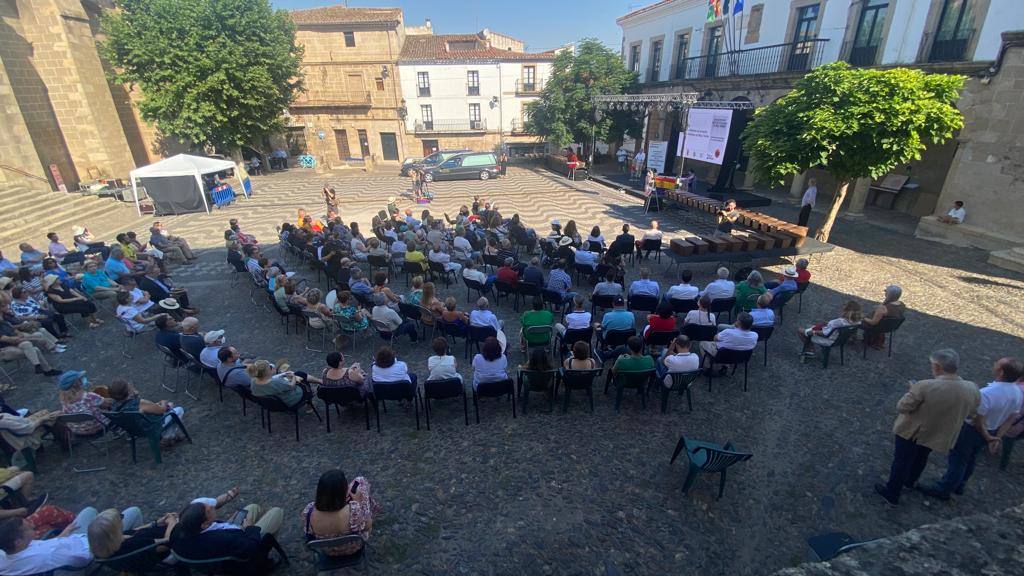 Público asistente a los actos en Valencia de Alcántara