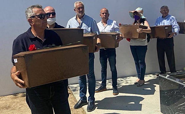 Las cajas con los restos de los desaparecidos fueron depositadas en el mausoleo. 