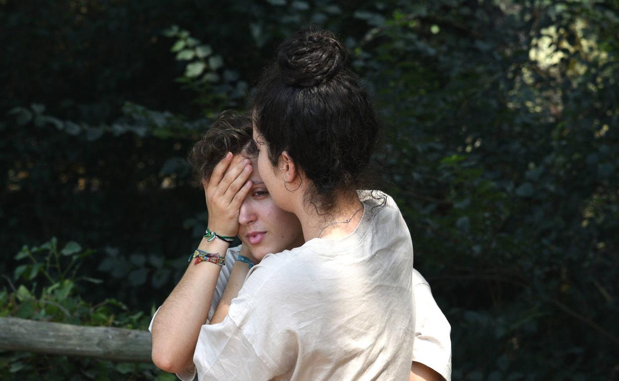 Marta consuela a su hermana Mónica, ambas vecinas de Cabezo. 