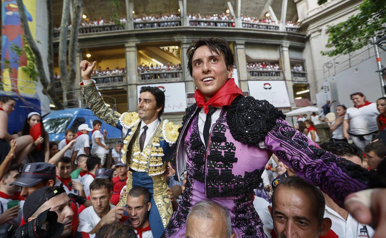 Los diestros Andrés Roca Rey y Miguel Angel Perera salen a hombros de la Plaza de Toros de Pamplona al término de la octava de abono de la Feria del Toro de los Sanfermines 2022 en la que han compartido cartel con Paco Ureña con toros de la ganadería madrileña de Victoriano del Río Cortés.