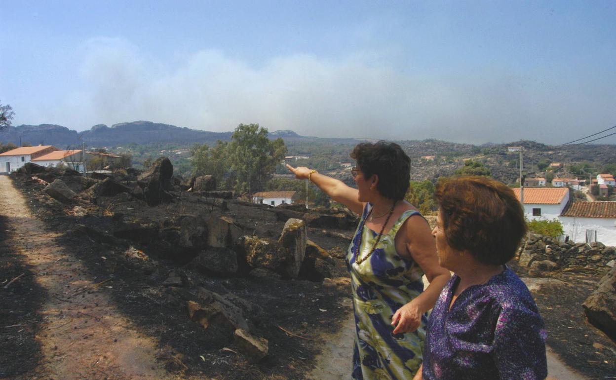 Imagen del incendio en la zona de Valencia de Alcántara, en 2003.