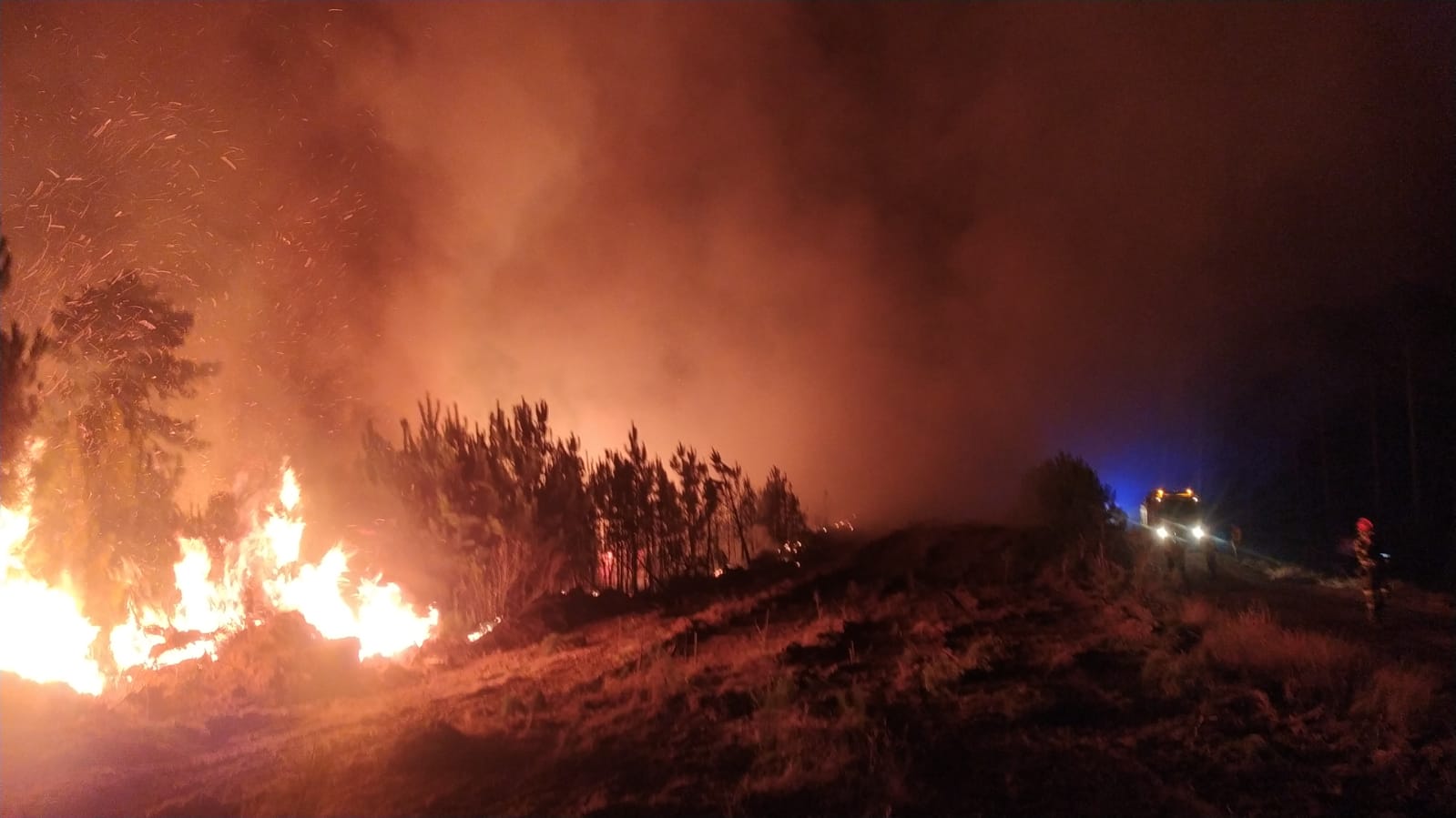 Efectivos de la Brif Pino realizando contrafuego en Mirador de Las Carrascas para evitar que el fuego pase al Valle de los Casares de Hurdes.
