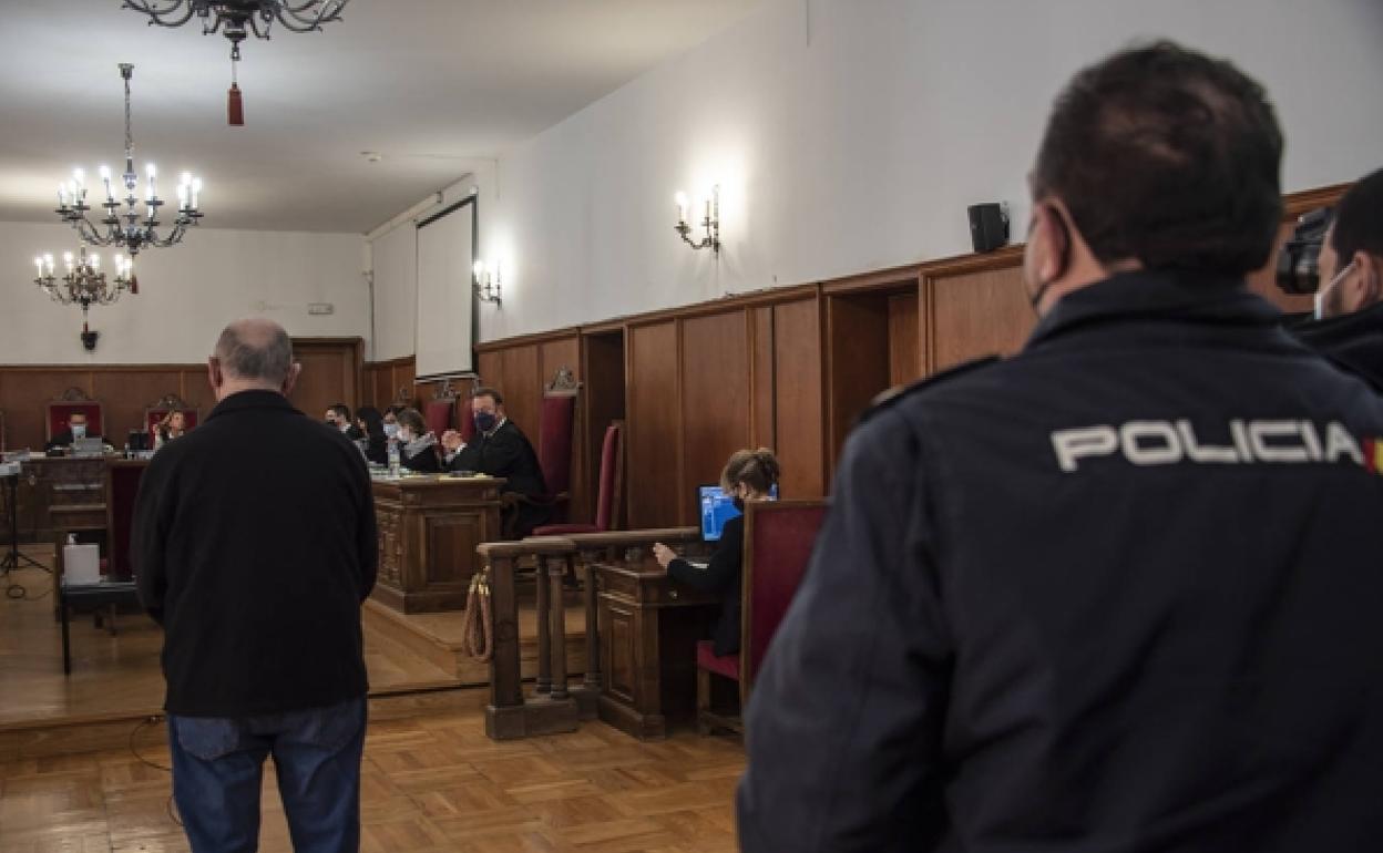 El acusado confesó que había cometido el crimen y se entregó en el cuartel.
