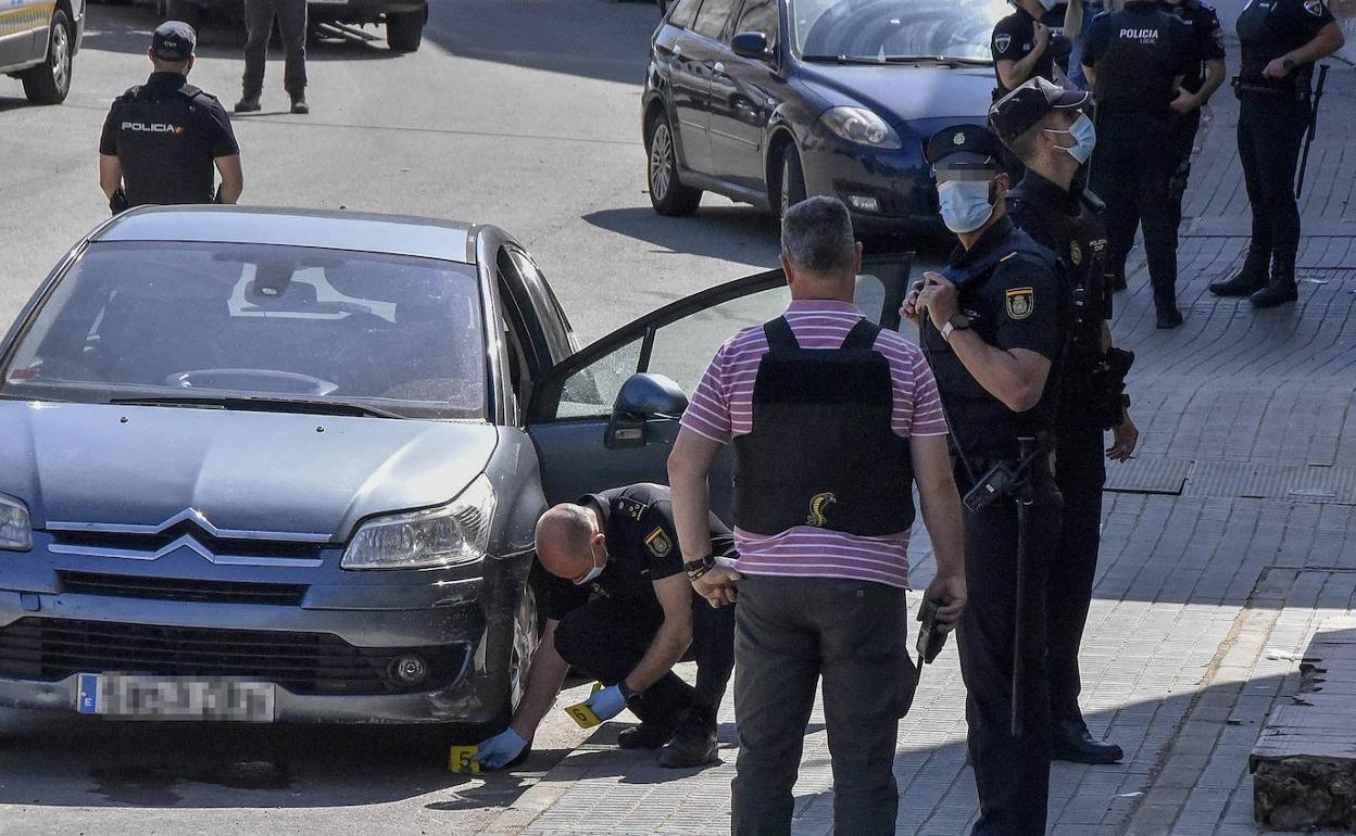 La Policía Nacional recoge pruebas en el lugar donde se produjo el tiroteo el 28 de mayo de 2021.
