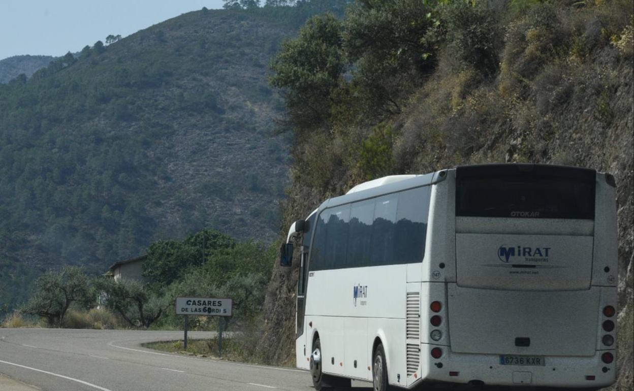 Un autobús se dirige a Casares por si es necesaria una evacuación que ahora no se prevé. 