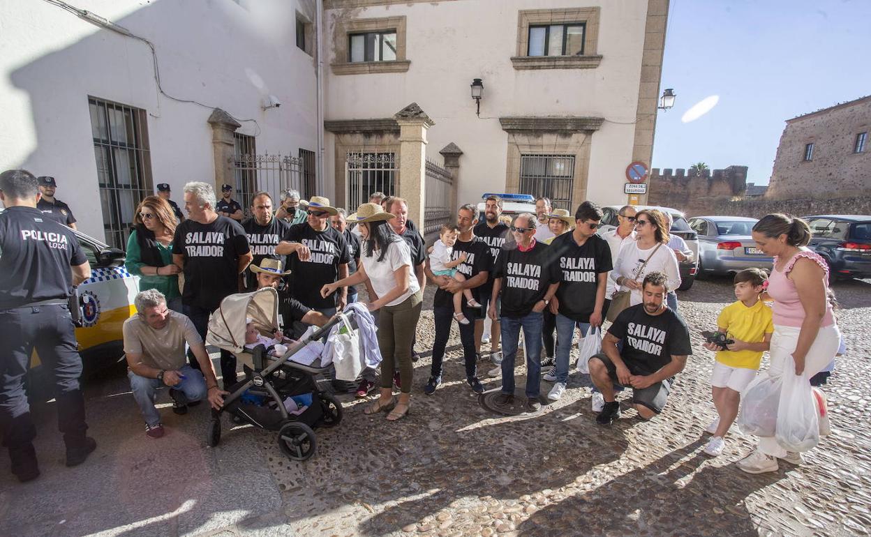 Protesta a las puertas del Ayuntamiento en el pleno de junio. 