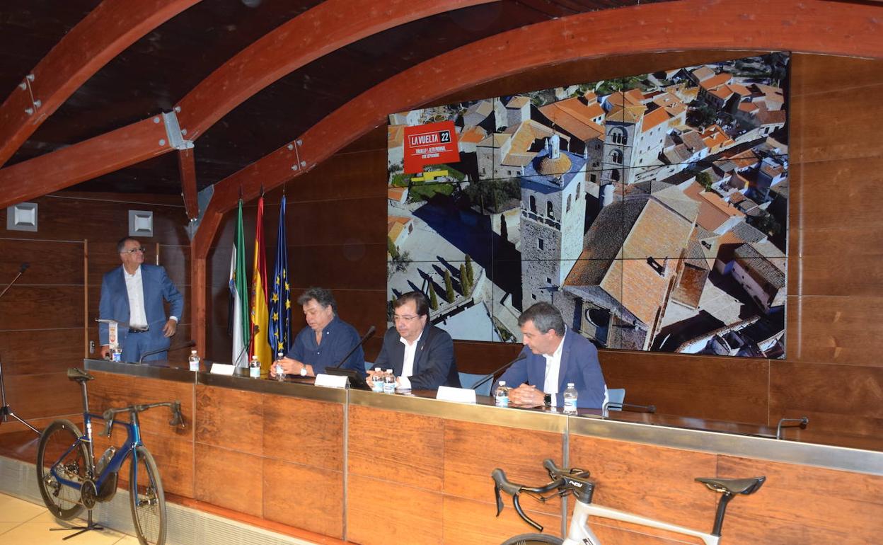 La presentación ha contado con el director de La Vuelta, Javier Guillén, además del presidente de la Junta, Guillermo Fernández Vara y el alcalde anfitrión, José Antonio Redondo.