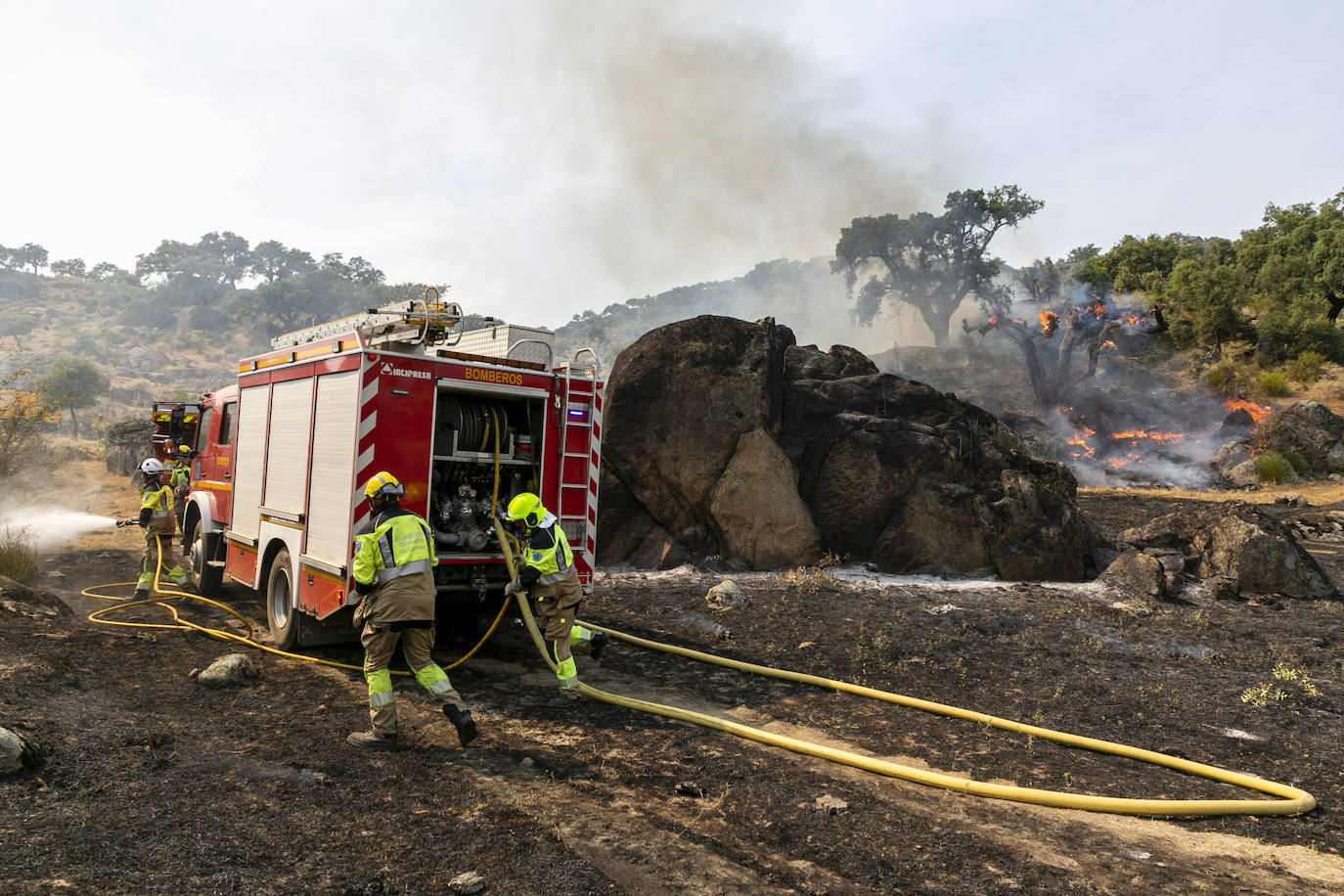 Fotos: Fuego en el monte público de Valcorchero