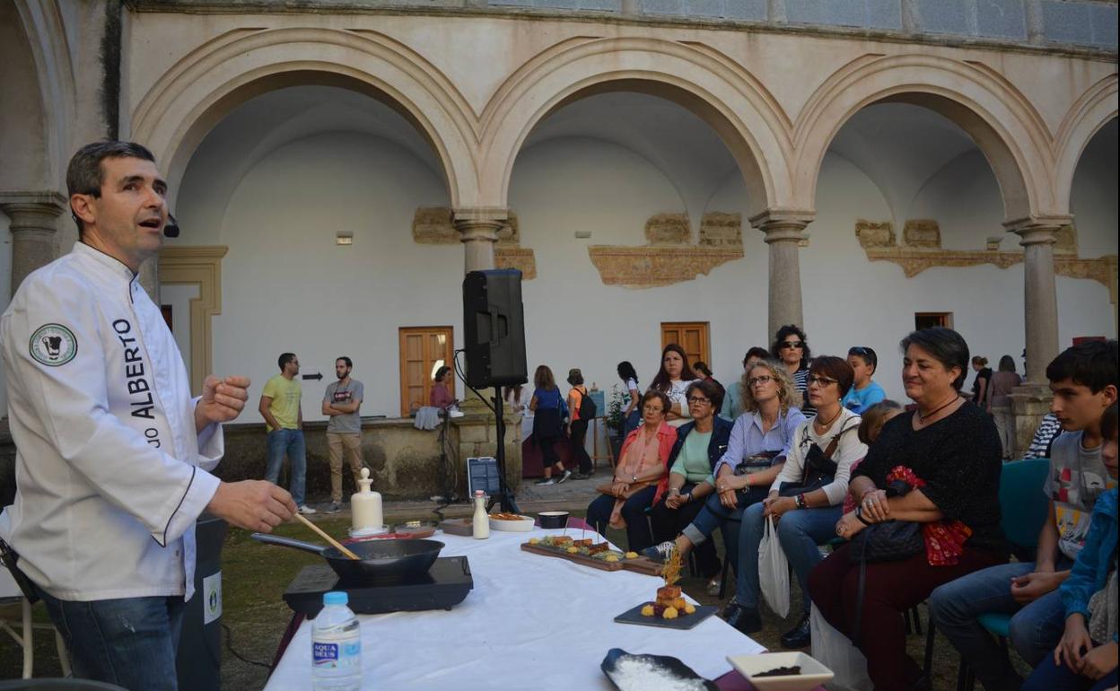 Alberto Cumplido durante el mercado de dulces conventuales 
