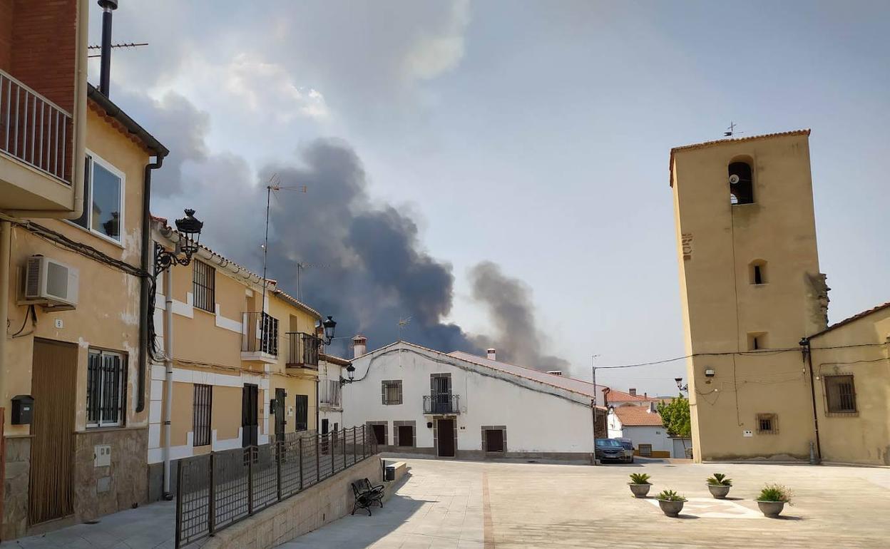 La localidad de Casas de MIravete con la columna de humo al fondo.