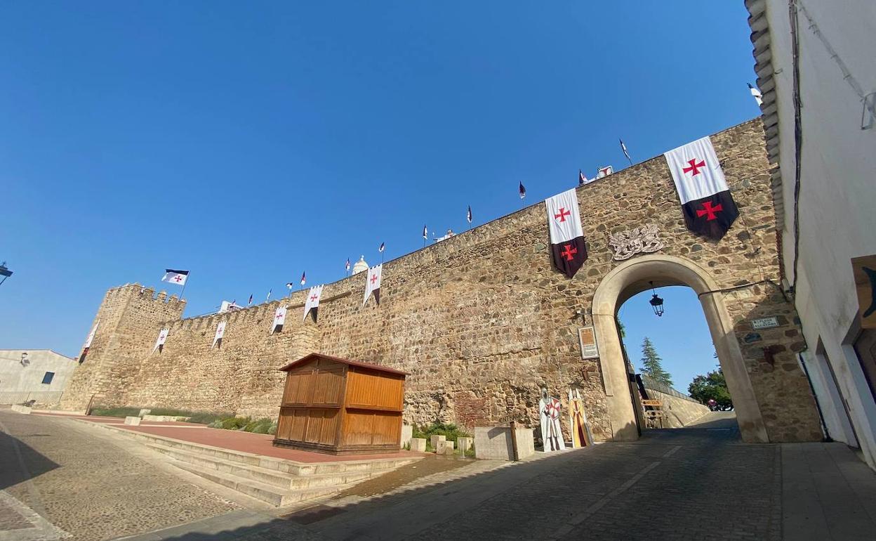 Entrada a la Alcazaba de Jerez, engalanada para el Festival Templario, libre de personas por el calor. 