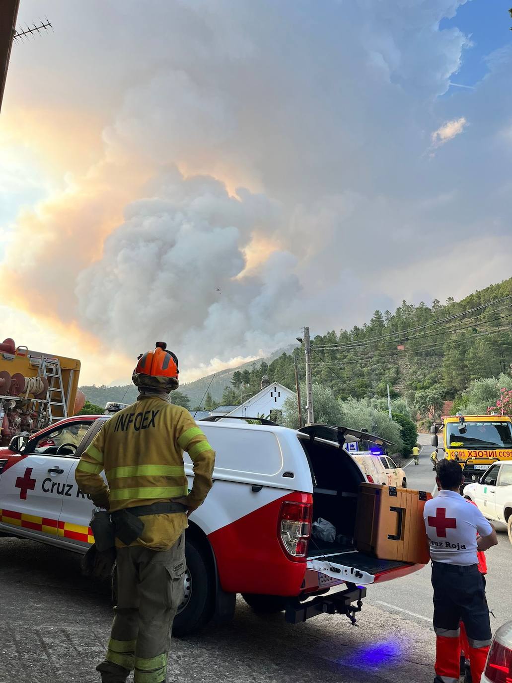 Cruz Roja este viernes en el incendio de Casas de Miravete.