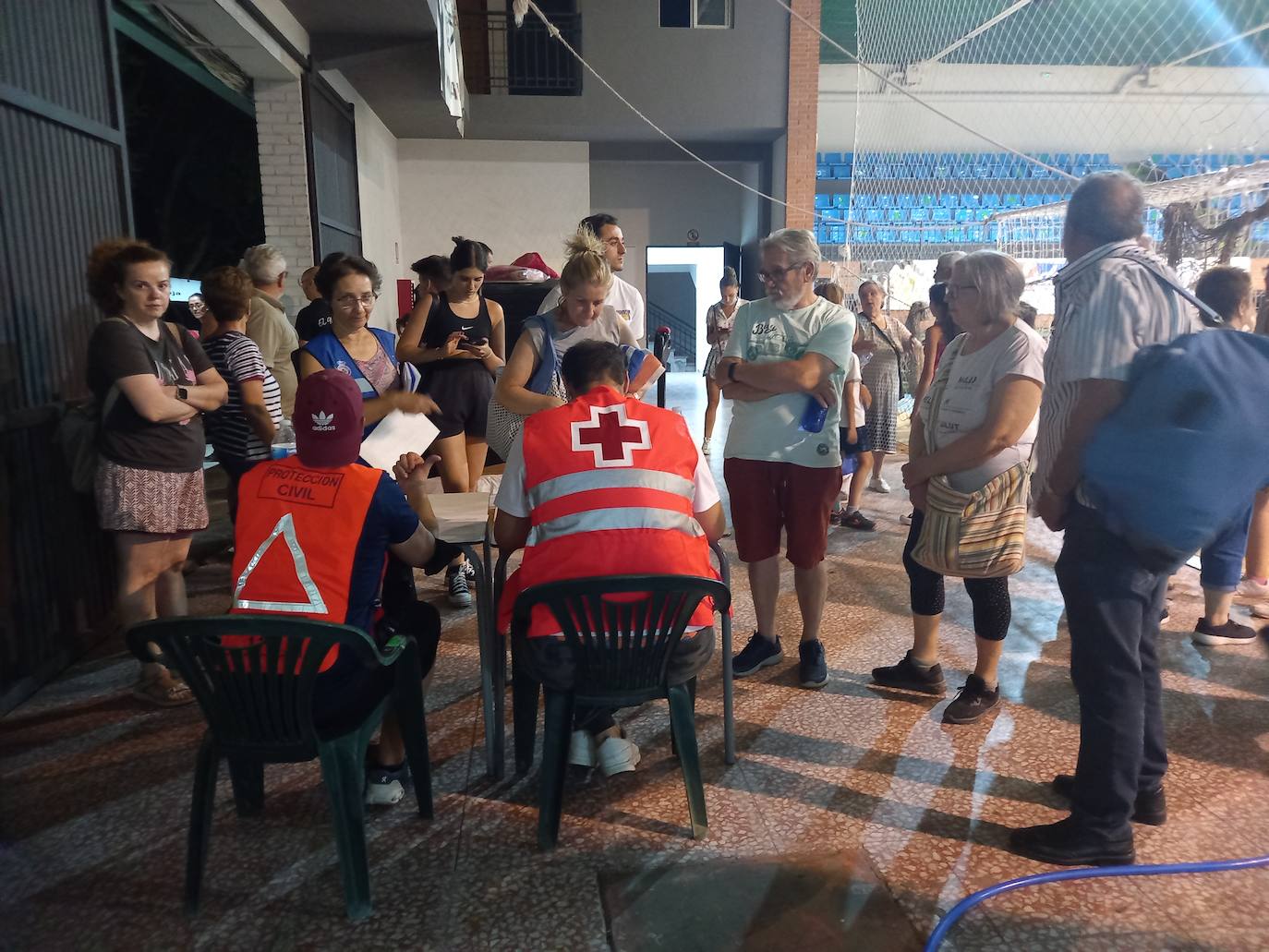 Evacuados de Romangordo e Higuera de Albalat en el pabellón de Navalmoral de la Mata