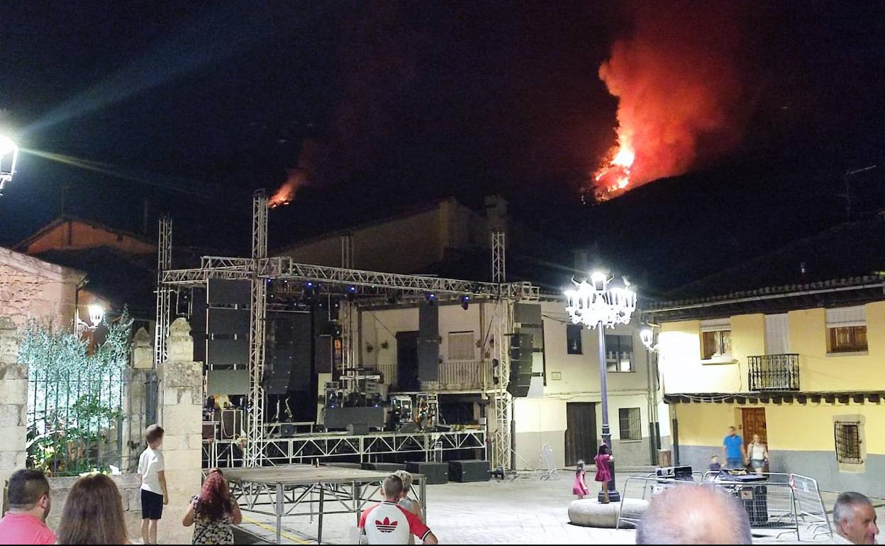 Las llamas del incendio desde la plaza de la localidad de Jerte. 