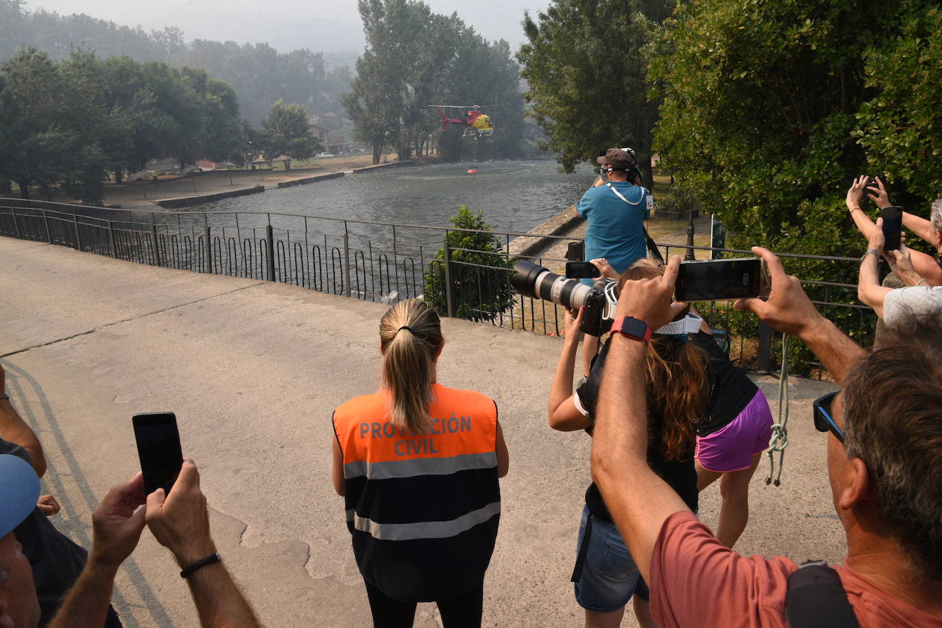 Fotos: Las imágenes del incendio en el Jerte este domingo