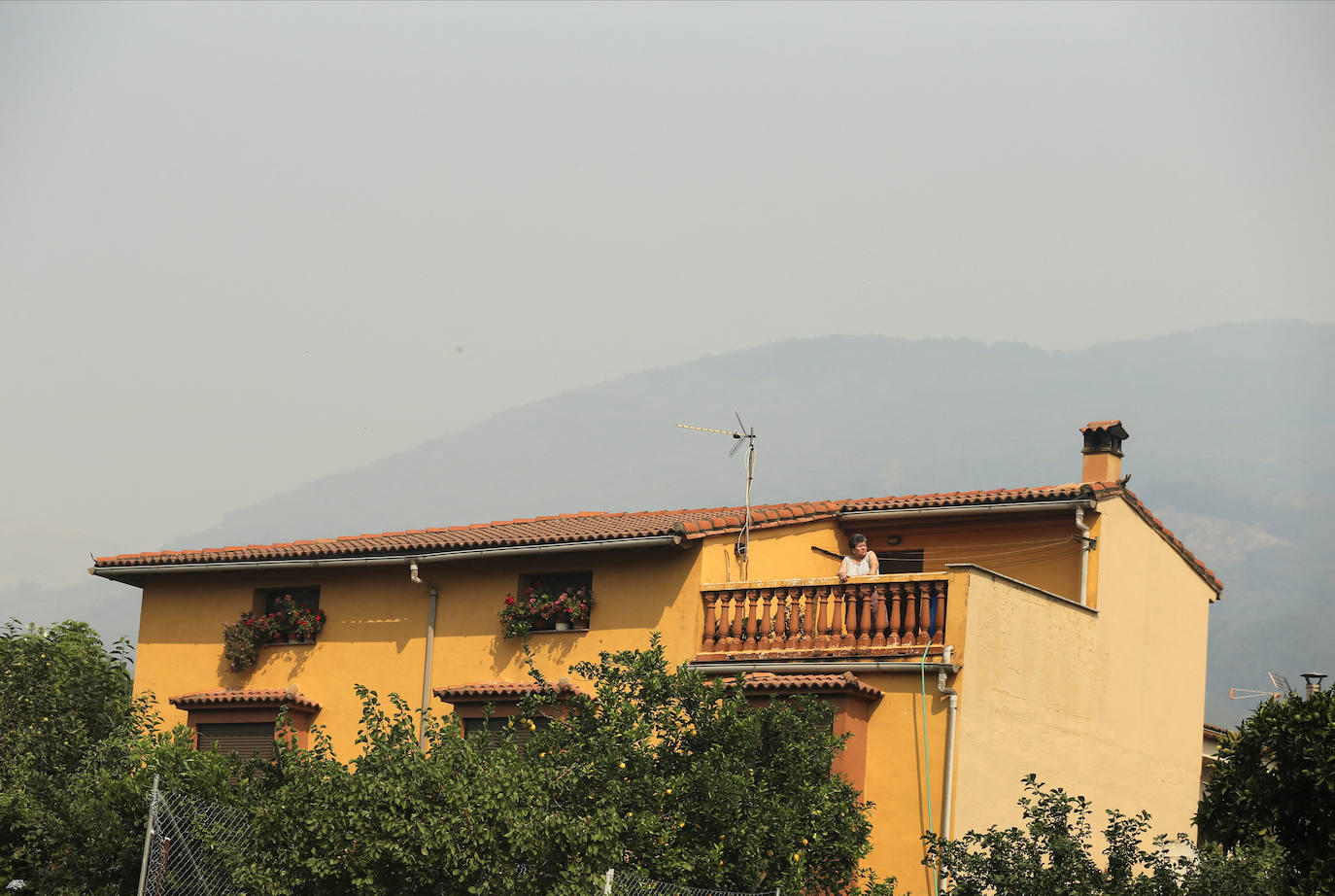 Fotos: Las imágenes del incendio en el Jerte este domingo