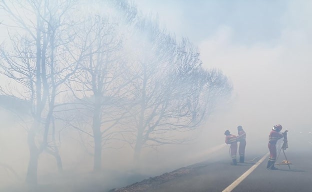 El humo y el polvo del fuego de Monfragüe limitan la circulación de la A-5