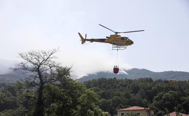 Un helicóptero en las labores de extinción del incendio de Jerte, este domingo. 