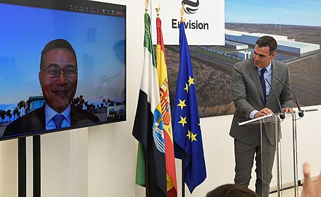 Lei Xang, en videoconferencia, y Pedro Sánchez. 