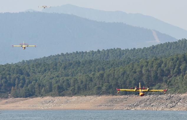 Tres hidroaviones anfibio contra incendios llegan a recargar agua en la comarca de Las Hurdes