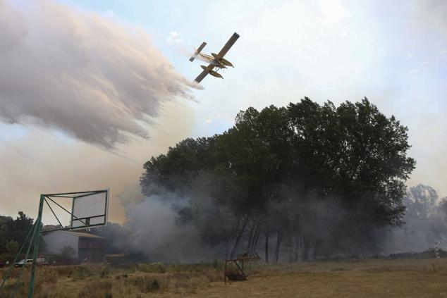 Un hidroavión trabaja en las labores de extinción del incendio forestal registrado en la comarca de Tábara