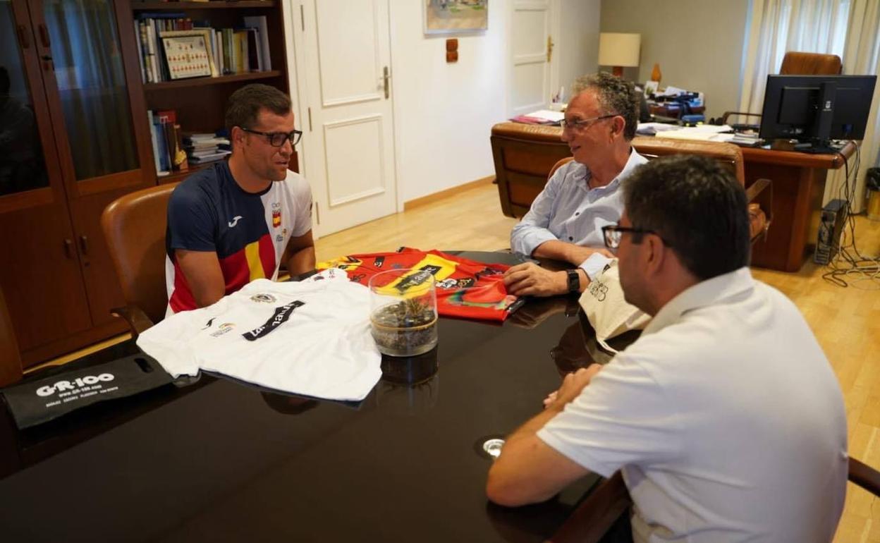 El alcalde de Don Benito le recibió en el ayuntamiento.