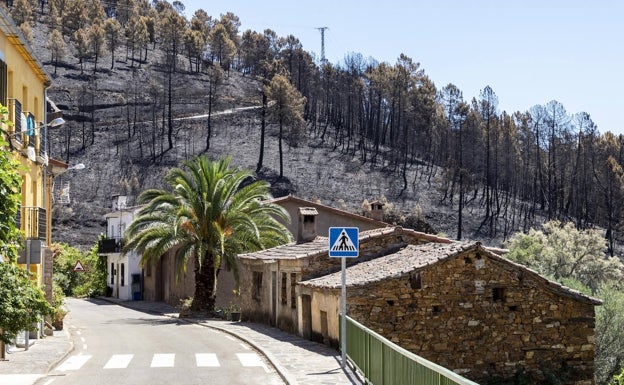 La vía, a su paso por Cabezo, donde el fuego se quedó al pie de varias viviendas, como muestra la imagen.