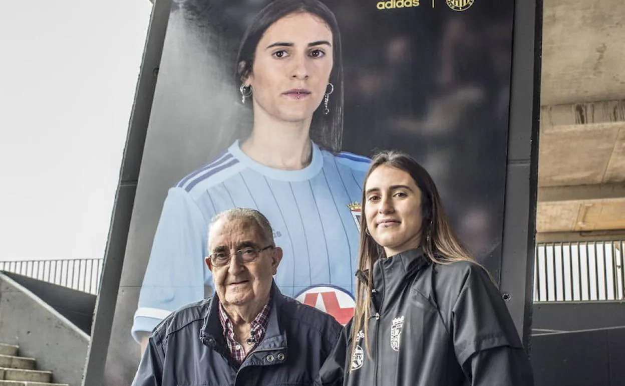 Clara Pascual con su abuelo, el histórico Emilio Sánchez-Cortés, con la imagen de su cartel detrás en el Nuevo Vivero. 