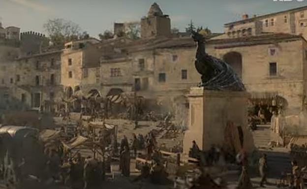 'La casa del dragón' cambia a Pizarro por un dragón en la plaza de Trujillo
