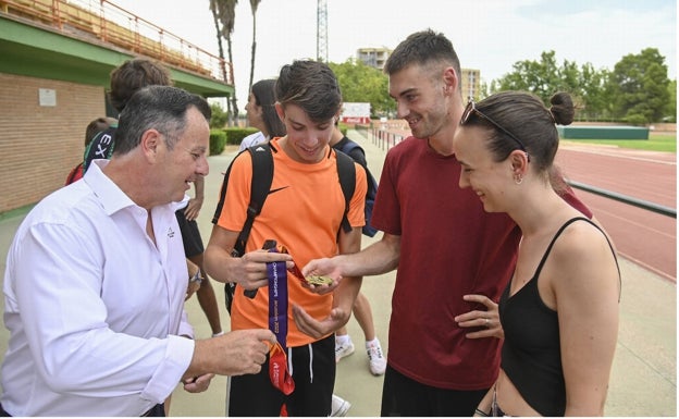 David García Zurita muestra el oro a sus compañeros Vicente Antúnez y María Vázquez y al presidente Jorge García-Doncel.