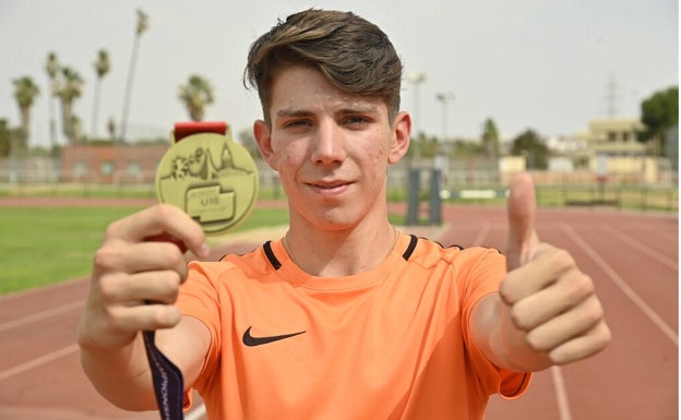 El velocista pacense David García con la medalla de oro de campeón de Europa sub 18. 