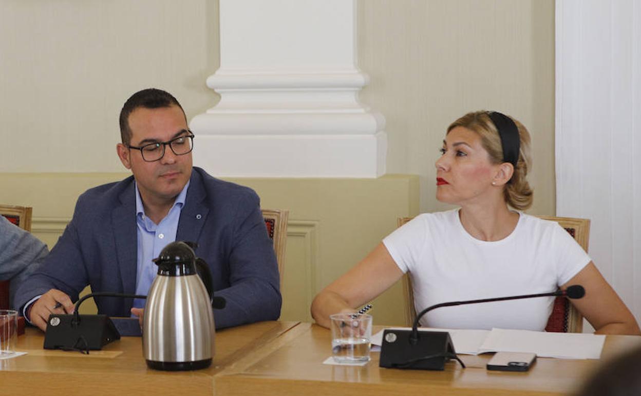 Javier González, en su asiento de concejal, junto a la portavoz de Cs, Raquel Preciados. 