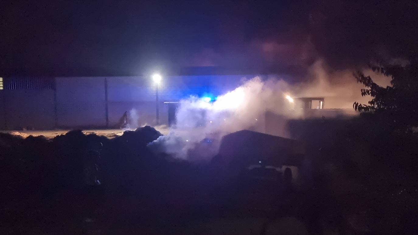 Fotos: Más de cien palmeras del vivero municipal de Mérida se queman en el incendio de El Prado