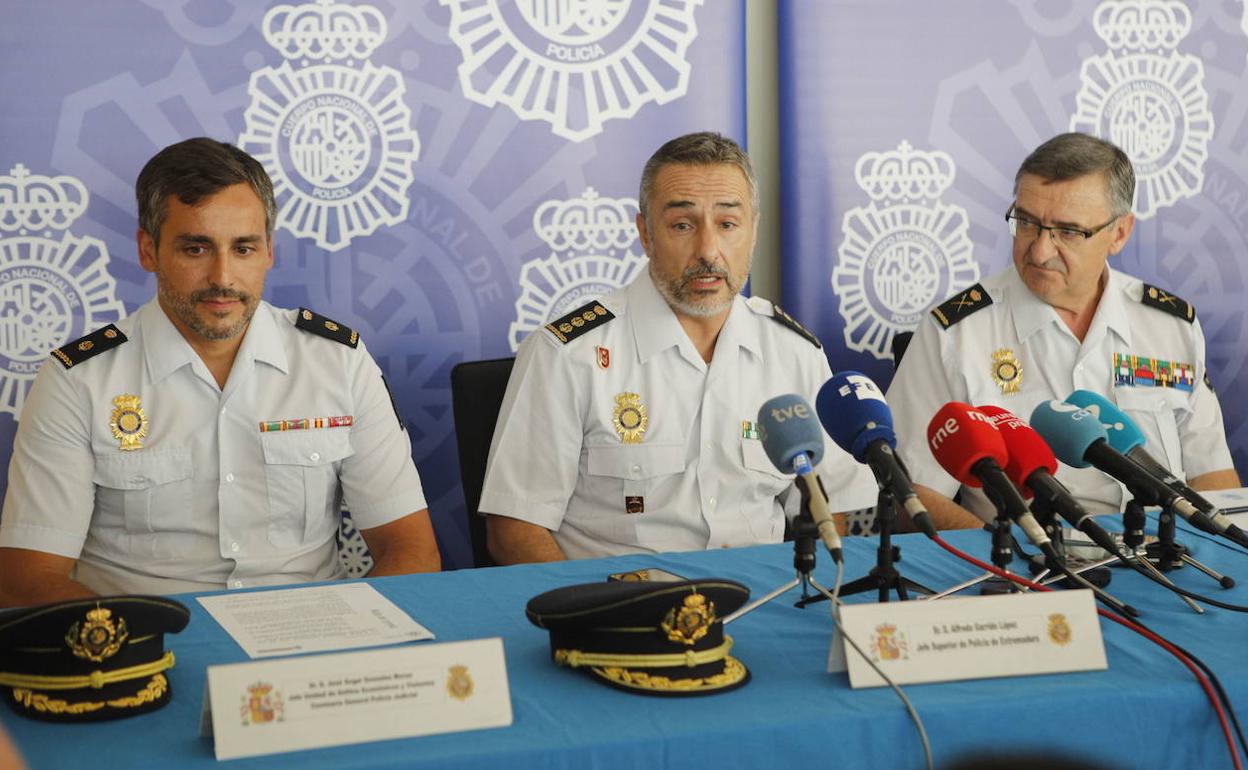 Luis Carlos Caballero, José Ángel González y Alfredo Garrido durante la rueda de prensa . 
