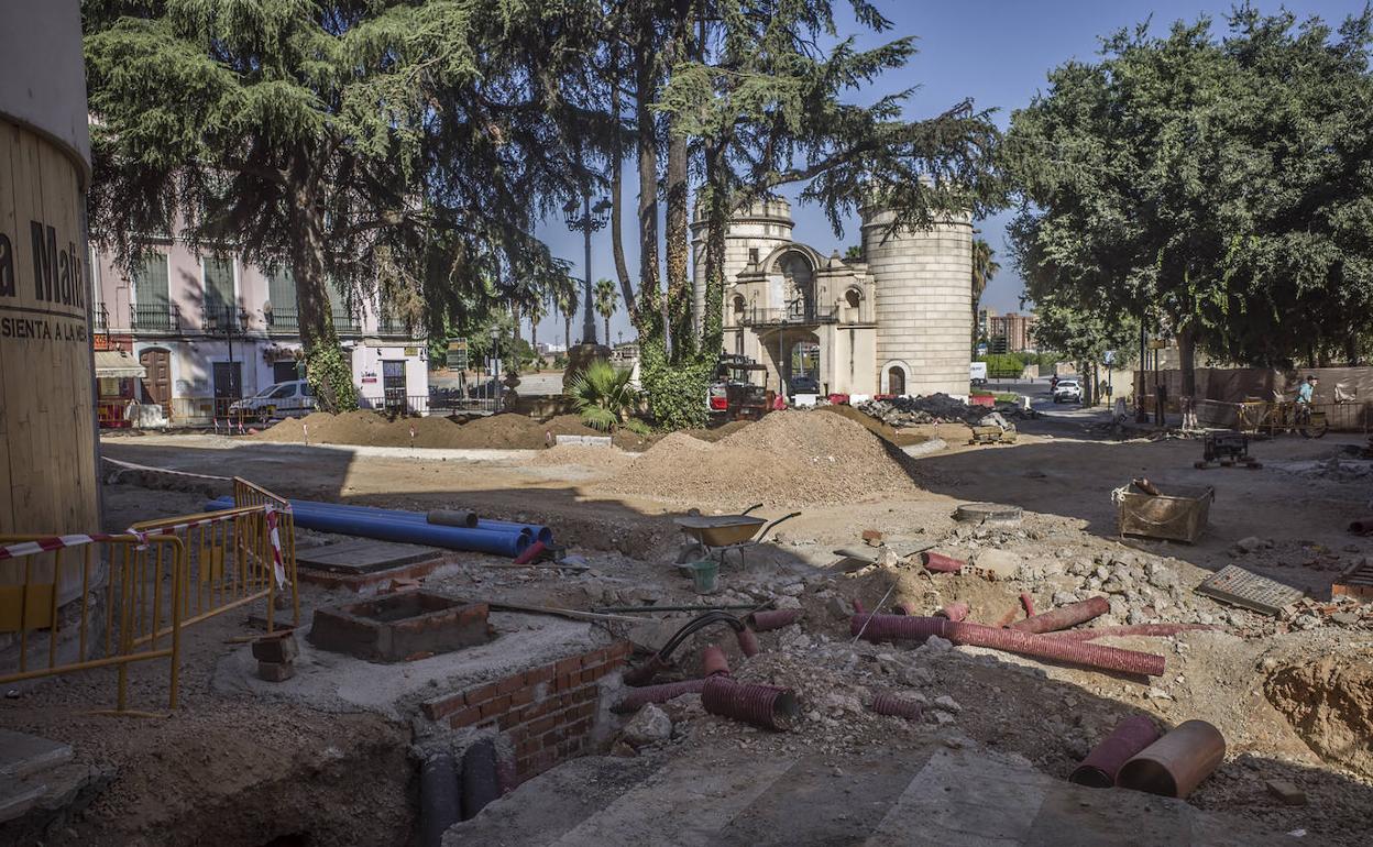 La plaza de los Reyes Católicos está completamente levantada. 