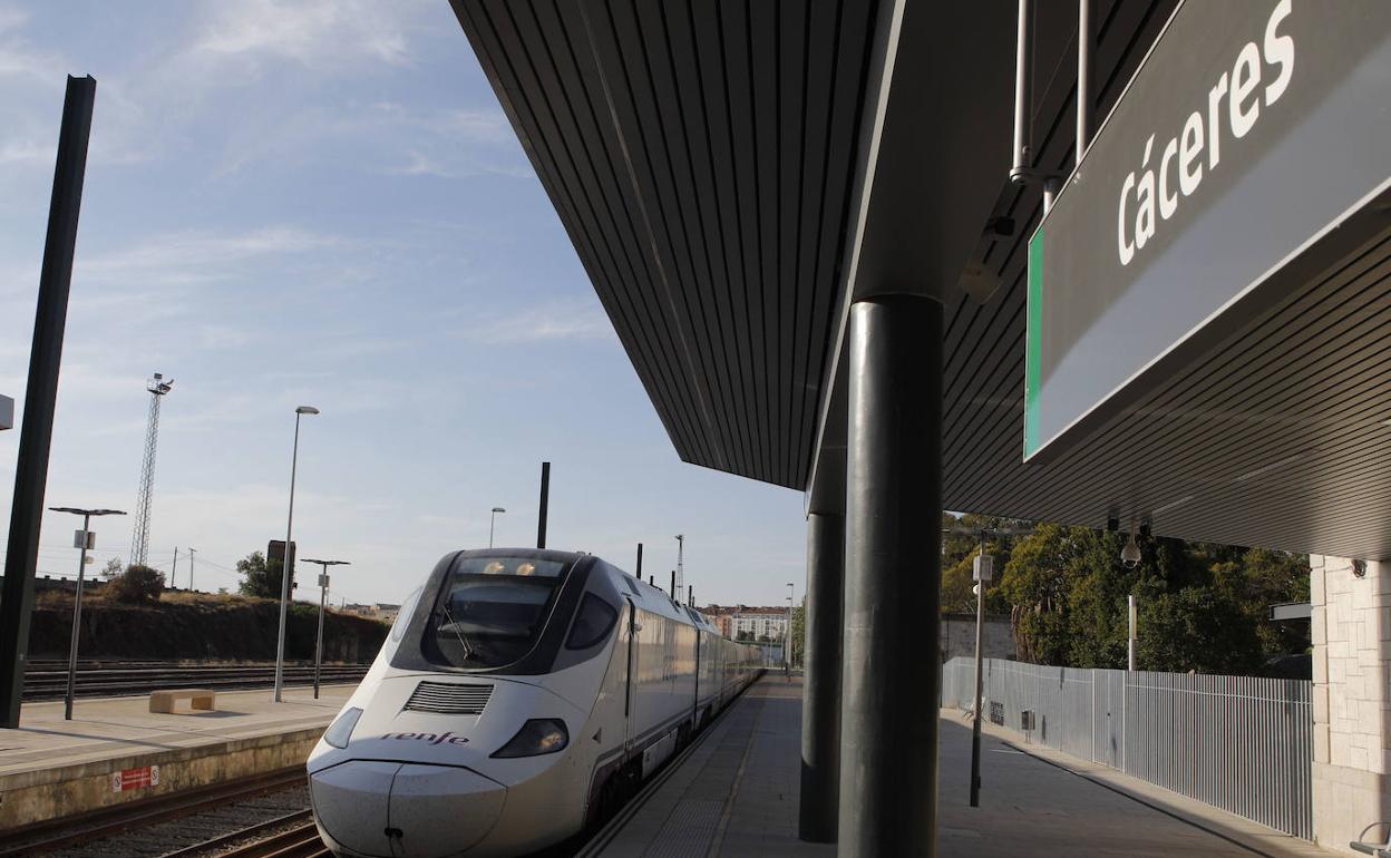 Tren Alvia en la estación de Cáceres, donde hoy ha tenido una avería. 