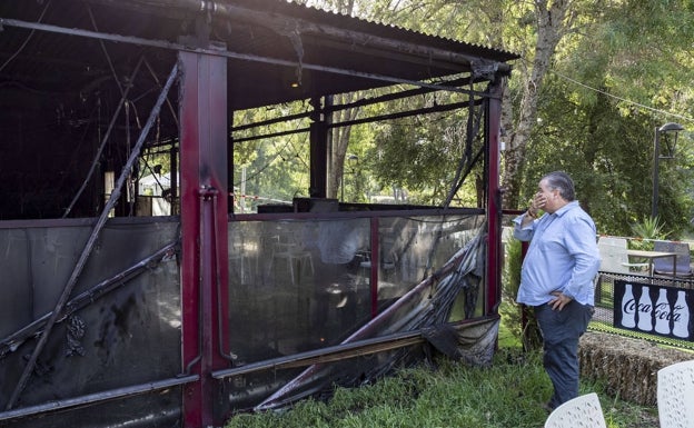 José Luis Vidal observa desesperado los destrozos del fuego en su restaurante. 