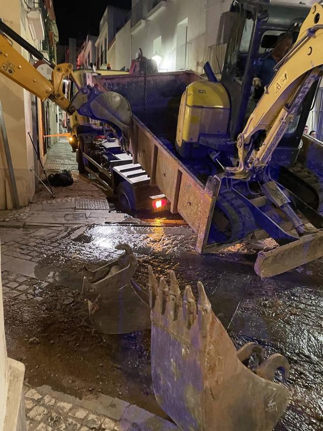 Fotos: Imágenes del hundimiento de un camión en el casco antiguo de Badajoz