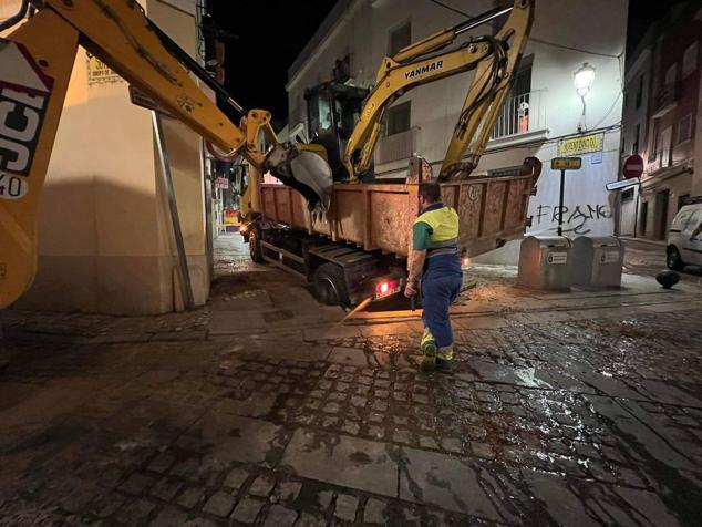 Fotos: Imágenes del hundimiento de un camión en el casco antiguo de Badajoz