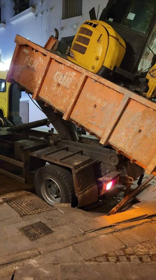 Fotos: Imágenes del hundimiento de un camión en el casco antiguo de Badajoz
