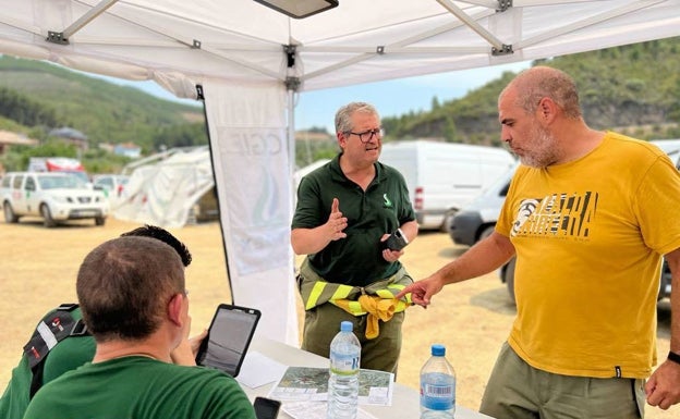 Fran Domínguez, de pie y con camiseta amarilla, en Las Hurdes.