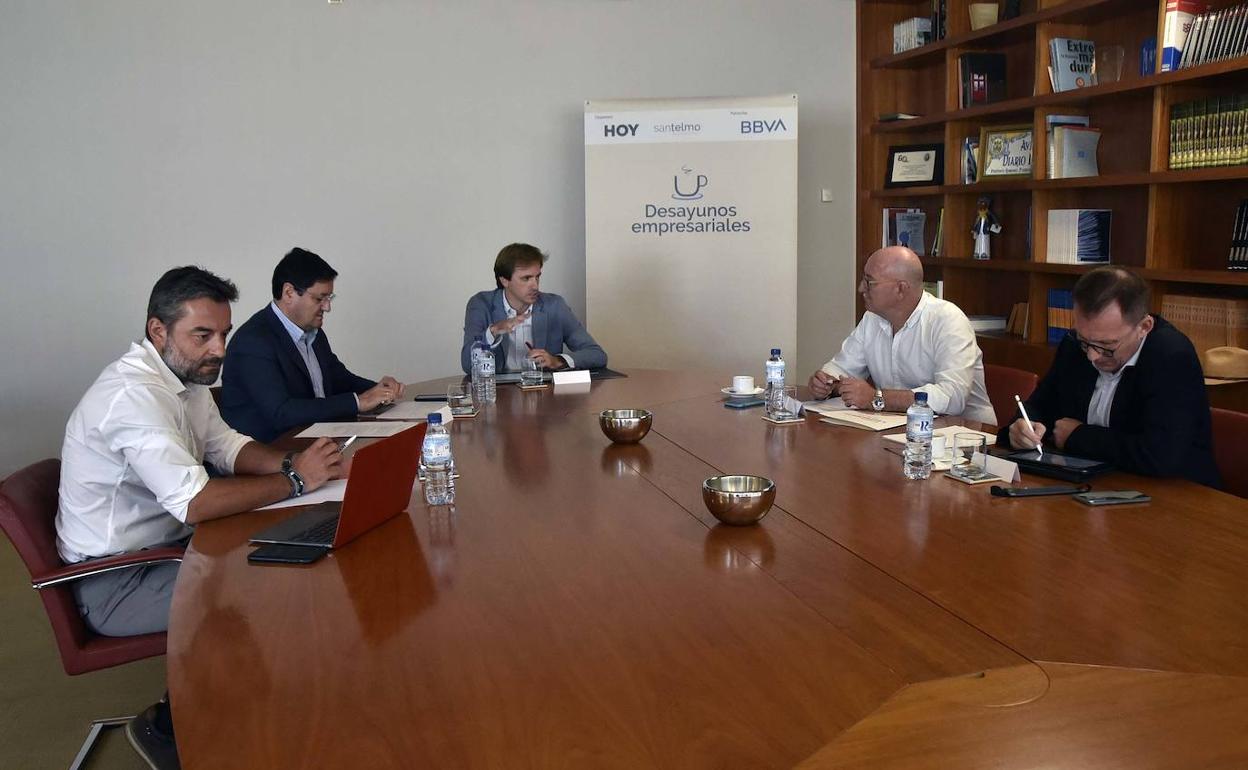 Fernando Ramos, Francisco Faba, Jaime Arana, Eugenio Manzano y Juan Miguel Trejo en la mesa redonda celebrada en la sede de HOY el pasado jueves. 