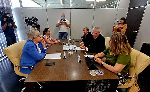 Reunión entre la consejera de Movilidad Transporte y Vivienda, Leire Iglesias, la presidenta de Adif, María Luisa Domínguez, y el presidente de Renfe, Isaías Taboas.