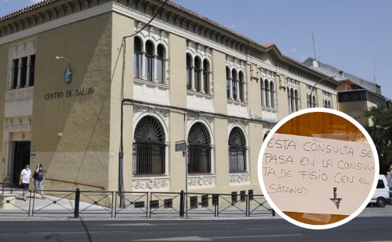 Vista general del centro de salud Plaza de Argel de Cáceres. En la imagen del círculo, cartel informativo del traslado de una de las consultas al sótano. 