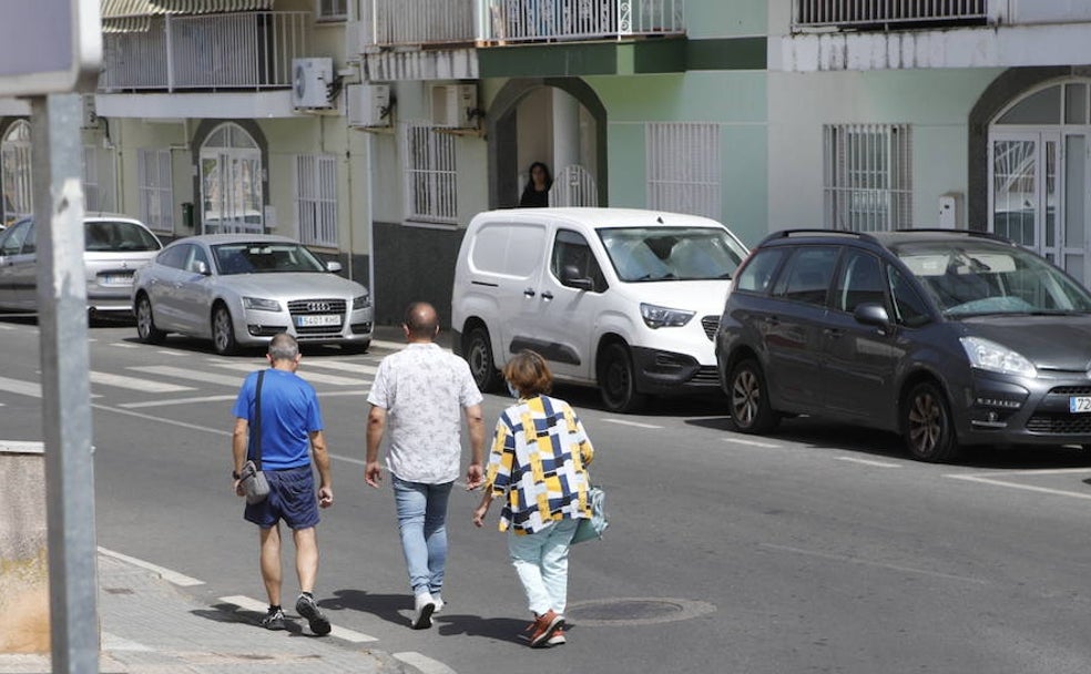 La vecina que estuvo desaparecida (primera por la derecha), esta mañana al llegar a su calle, en San Marquino. 