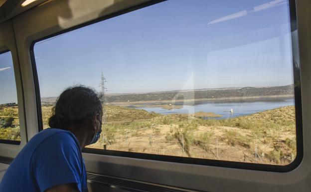 Un viajero mira por la ventana en el primer viaje del Alvia hasta Madrid.