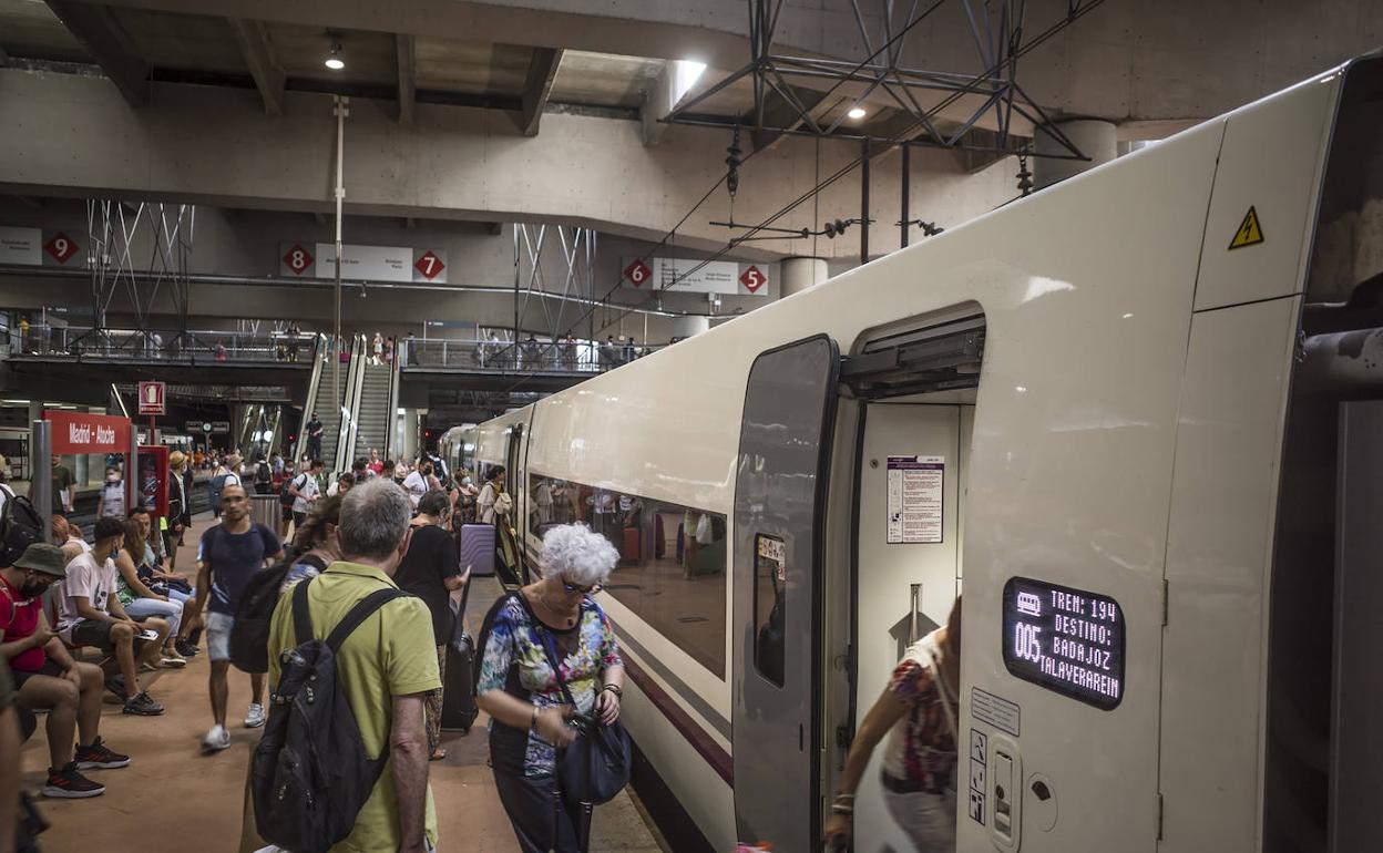 Viajeros suben al Alvia de regreso de Madrid en la estación de Atocha. 