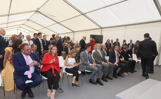 La ministra Raquel Sánchez, Pedro Sánchez, Felipe VI y Fernández Vara en la inauguración oficial del pasado lunes.